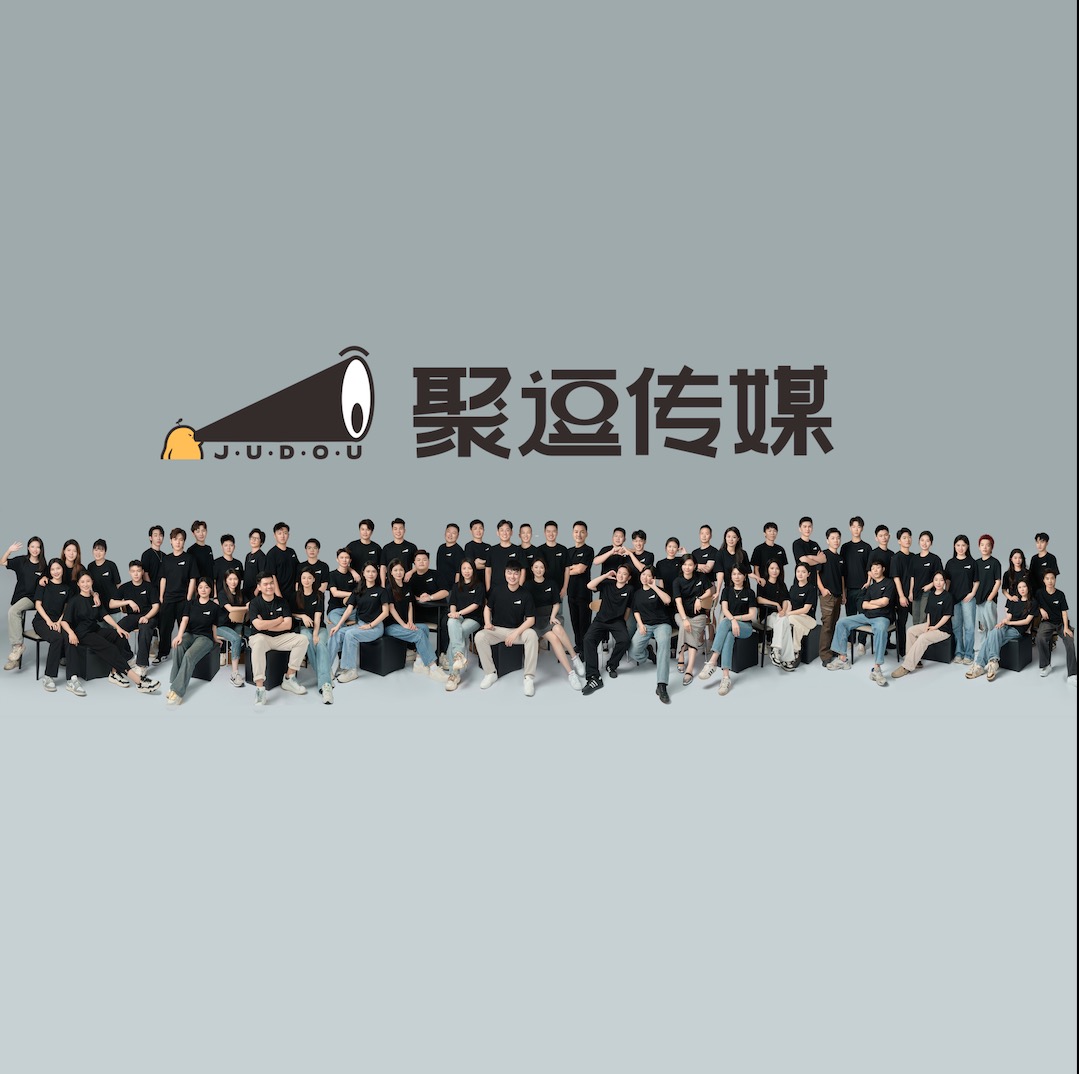 聚逗AI团队与企业客户合影